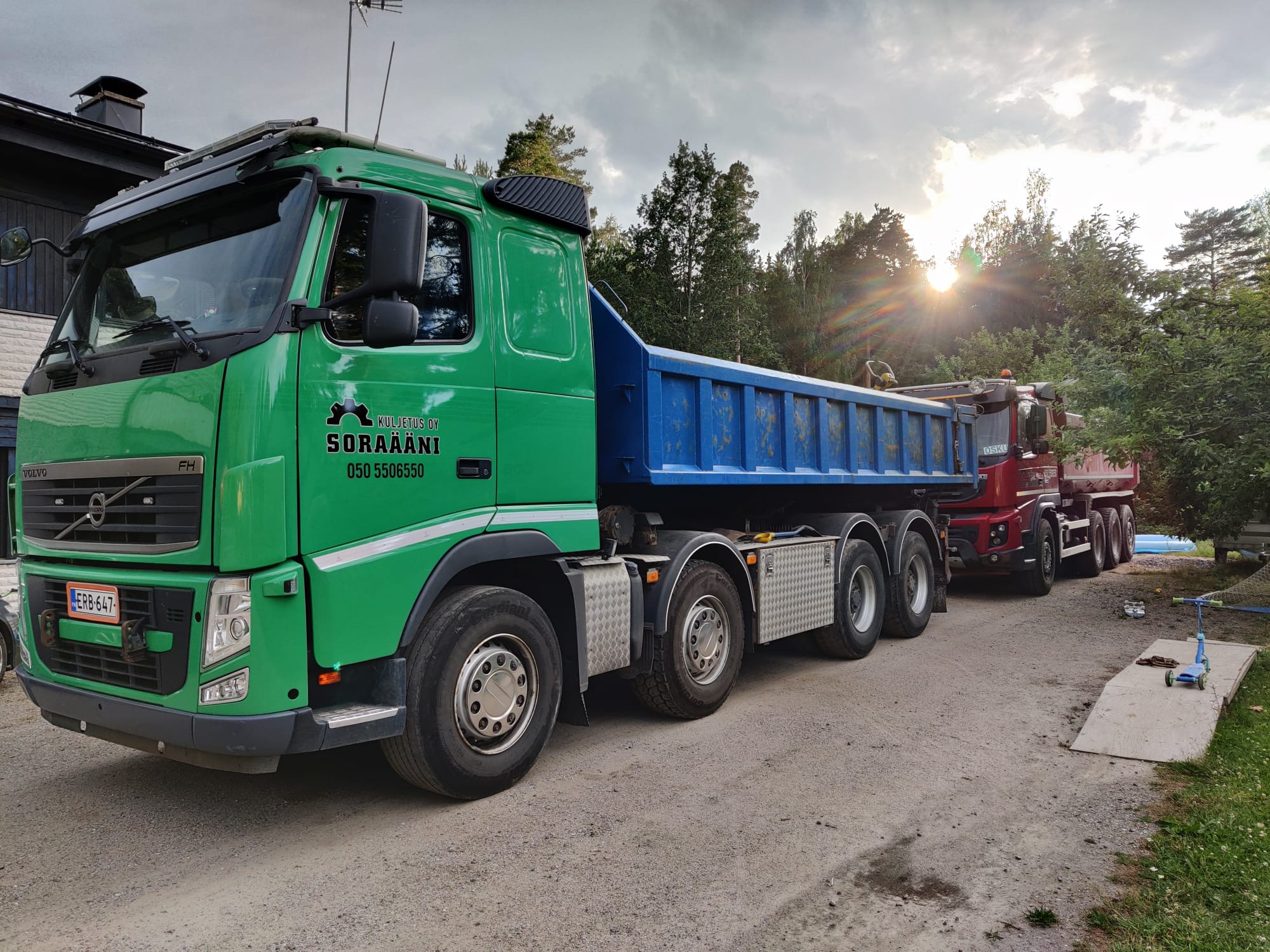 Soraani Oy:n vihreä Volvo FH maansiirtoauto